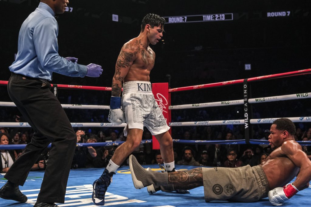 Halbwelter-Champ Devin Haney (r.) ging gegen Ryan Garcia dreimal zu Boden und verlor den Kampf, nicht aber den seinen WBC-Titel, weil Garcia das Gewichtslimit nicht erreicht hatte. (Foto: Imago/ZUMA Wire)