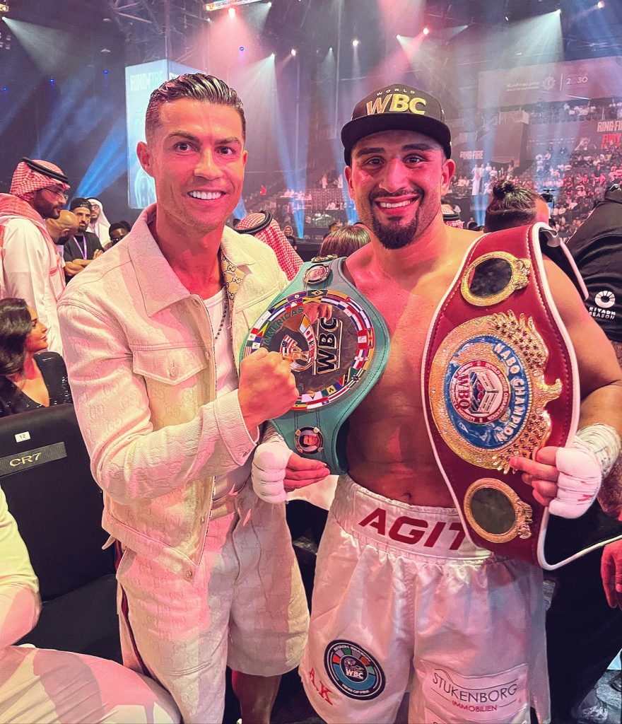 Beim Mega-Event „Ring of Fire” in Riad saß CR7 neben Anthony Joshua und anderen Sportstars in der ersten Reihe. Nach seinem Sieg über Frank Sanchez holte sich SES-Schwergewichtler auch bei Cristiano Ronaldo sein wohlverdientes Lob ab. (Foto: Instagram / Agit Kabayel)