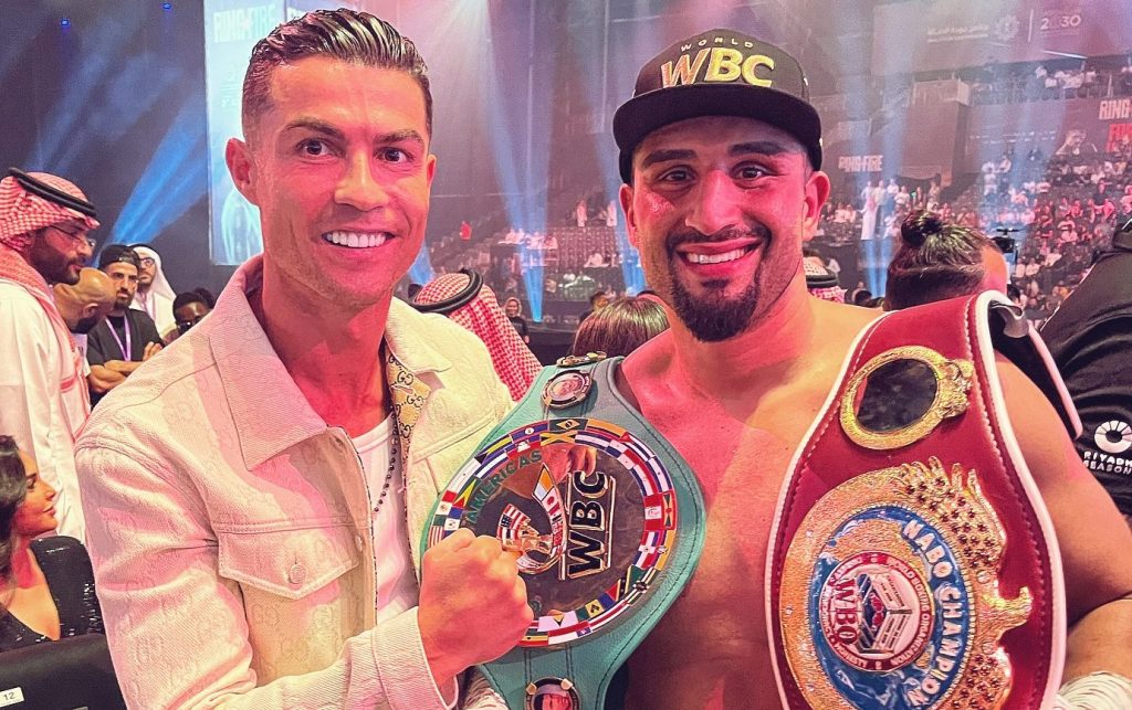 Beim Mega-Event „Ring of Fire” in Riad saß CR7 neben Anthony Joshua und anderen Sportstars in der ersten Reihe. Nach seinem Sieg über Frank Sanchez holte sich SES-Schwergewichtler auch bei Cristiano Ronaldo sein wohlverdientes Lob ab. (Foto: Instagram / Agit Kabayel)