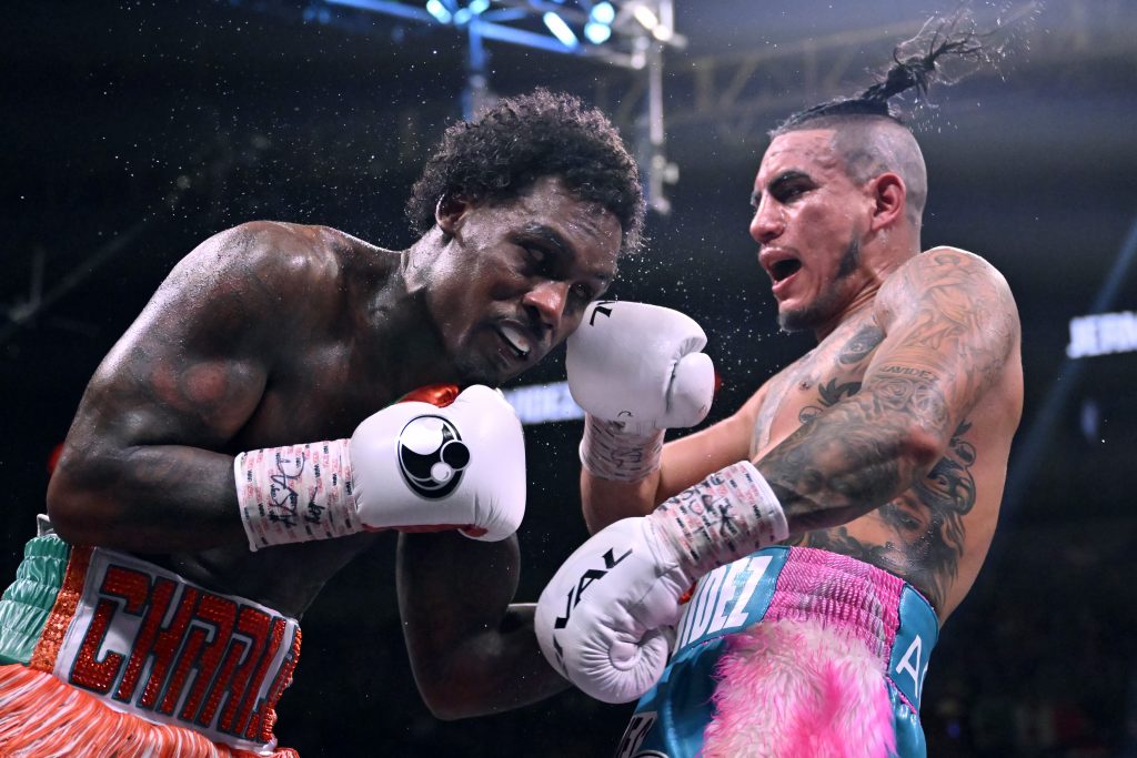 Jermall Charlo (l.), hier bei seinem Kampf gegen Jose Benavidez Jr. im November 2023, wurde der WBC-Titel im Mittelgewicht aberkannt, weil er ihn zu lange nicht verteidigt hat. (Foto: Getty Images)