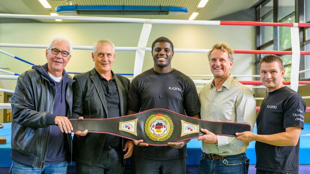 Freut sich über die Vielzahl der Box-Promoter in Deutschland: Thomas Pütz (2. v. r.), hier mit Bernd Boente, SES-Geschäftsführer und Promoter Ulf Steinforth, Profiboxer Peter Karidu und dessen Coach Christian Morales (v.l.). (Foto: imago/Eibner)