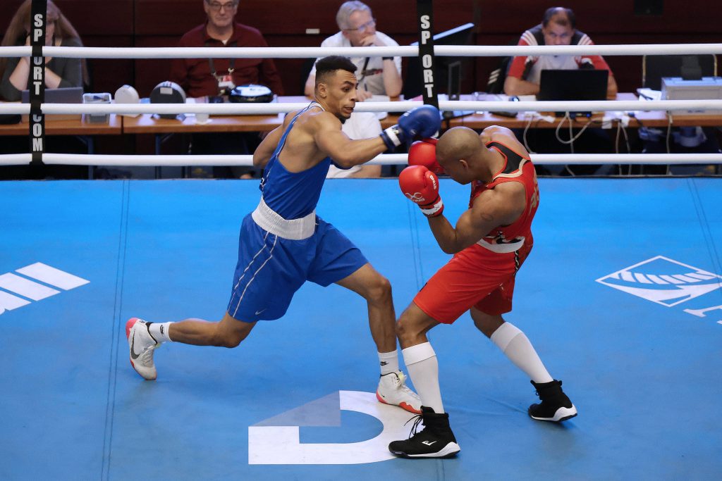 Alexander Okafor (l.), hier beim Cologne Boxing Cup im Oktober 2023, benötigte weniger als drei Minuten, um den Portugiesen Rodrigues Antonio k.o. zu schlagen und ins Achtelfinale des Qualifikationsturniers einzuziehen. (Foto: IMAGO / Norbert Schmidt)