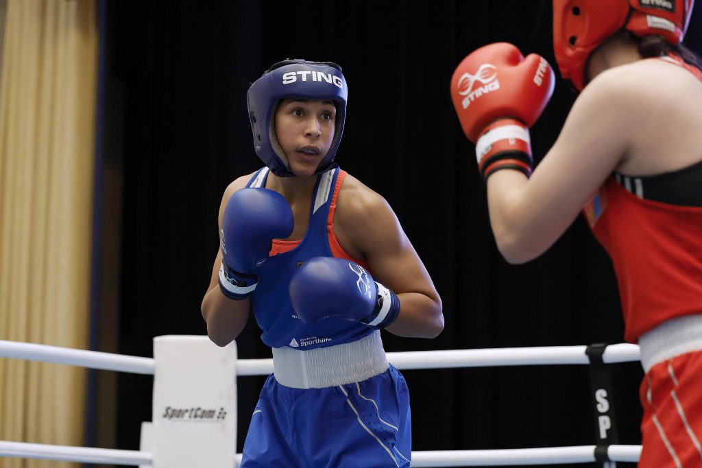 Leonie Müller, hier beim Cologne Boxing Cup 2023, verpasst die Qualifikation für die Olympischen Spiele in Paris. (Foto: IMAGO / Norbert Schmidt)