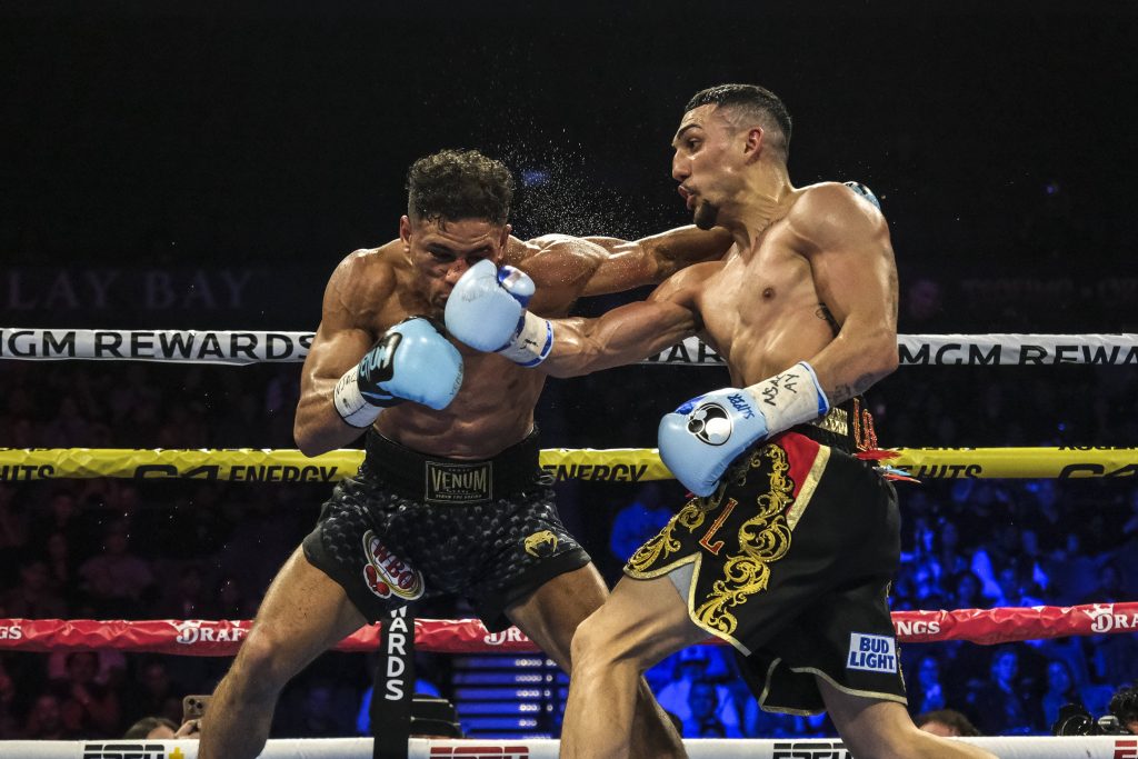 Teofimo Lopez (r.), hier im Februar gegen Jamaine Ortiz, verteidigt seinen WBO-Titel im Halbweltergewicht am 29. Juni gegen Steve Claggett aus Kanada. (Foto: Imago / Zuma Wire)