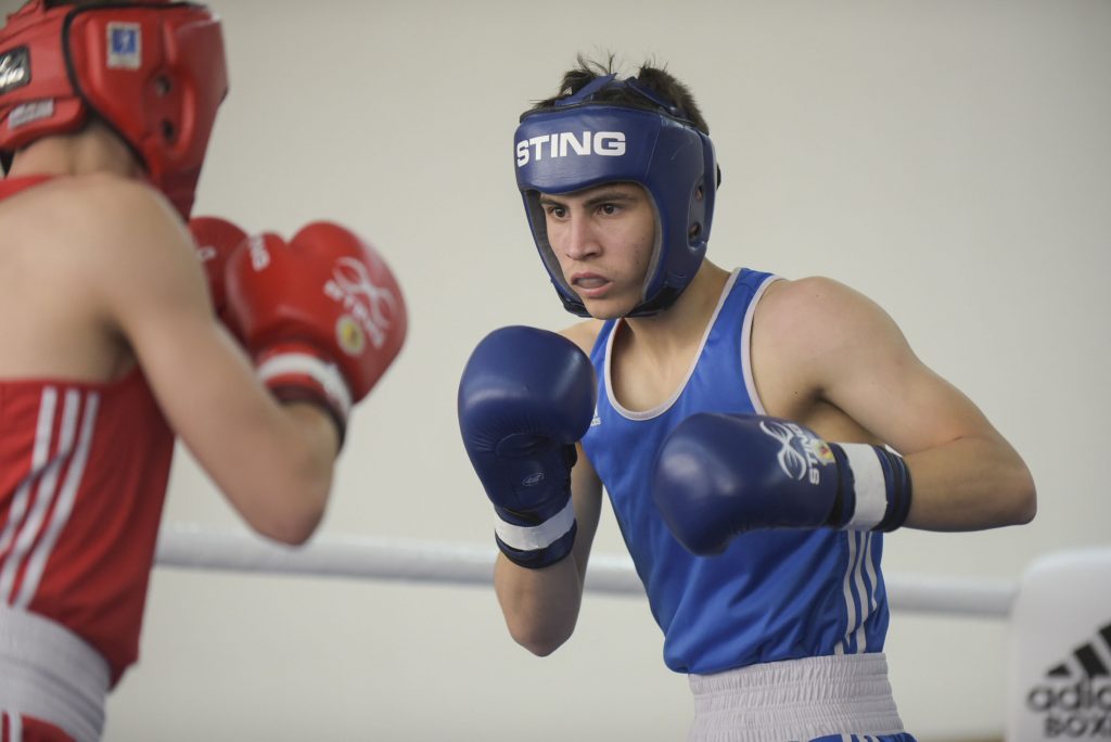 Der Olympiatraum lebt: Denis Bril (blau) hat die erste Hürde beim Qualifikationsturnier für Paris 2024 in Bangkok genommen. (Foto: IMAGO / Funke Foto Services)