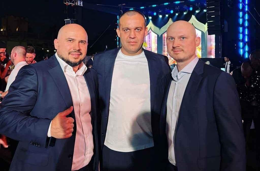 GNBA-Präsident Lusen Bakos (l.) und sein Stellvertreter Jonny Bakos (r.) mit IBA-Prsident Umar Kremlev beim IBA Ordinary Congress im Jumeirah Beach Hotel in Dubai am 9. Dezember 2023. (Foto: Instagram/@lusenbakos)