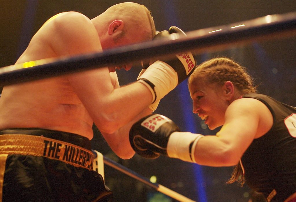 2001 und 2007 (Foto) standen sich Halmich und der ehemalige TV-Moderator und Entertainer Stefan Raan schon im Ring gegenüber. Beide Male siegte Regina Halmich. (Foto: IMAGO / Marianne Müller)