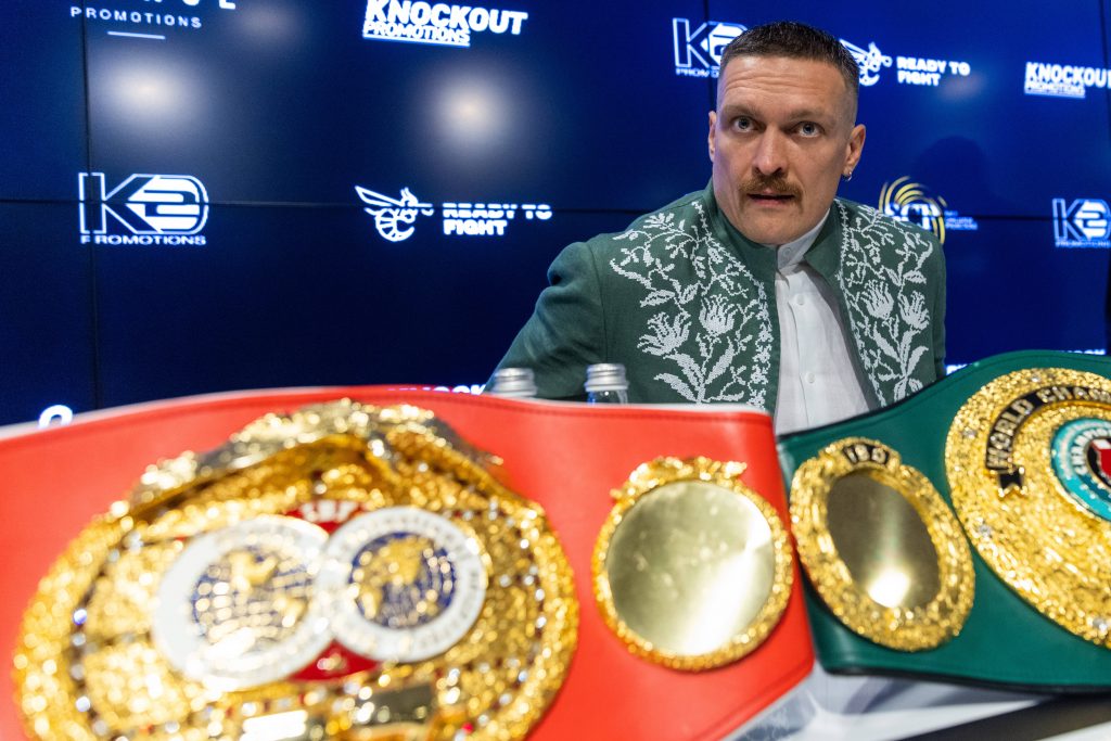 Good bye red and gold: Oleksandr Usyk hat den IBF-Gürtel (vorne links) niedergelegt. (Foto: IMAGO / NurPhoto)