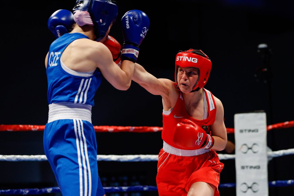 Auch DBV-Boxerin Canan Tas (r.), hier bei einem Turnier in den USA im April, konnte sich in. Bangkok keines der begehrten Olympiatickets sichern. Sie unterlag im Achtelfinale Canan Tas unterlag der Rumänin Maria Nechita mit 1-4 nach Punkten. (Foto: IMAGO / USA TODAY Network)