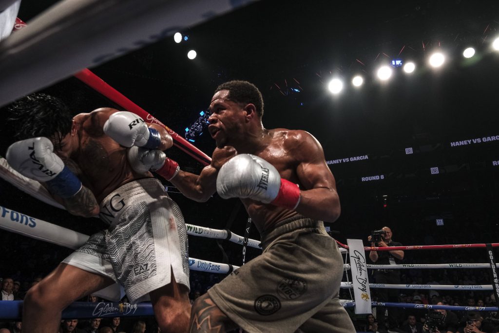 Devin Haney (r.), hier gegen Ryan Garcia am 20. April, hat seinen WBC-Titel im Halbwelter niedergelegt und überlegt nun, wie er seine Karriere fortsetzt. (Foto: IMAGO / ZUMA Press Wire)