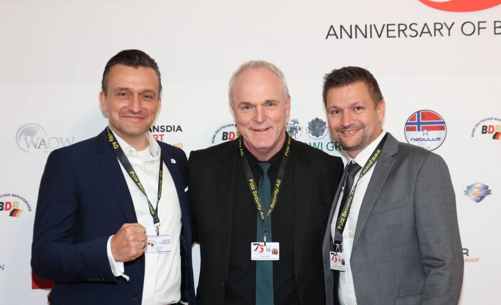 (v.l.) Raiko Morales, Axel Plaß und Christian Morales (alle P2M) am 18. Mai 2024 bei der Jubiläums-Gala „75 Jahre BDB - Bund Deutscher Berufsboxer“ in Hamburg. (Foto: IMAGO / Torsten Helmke)