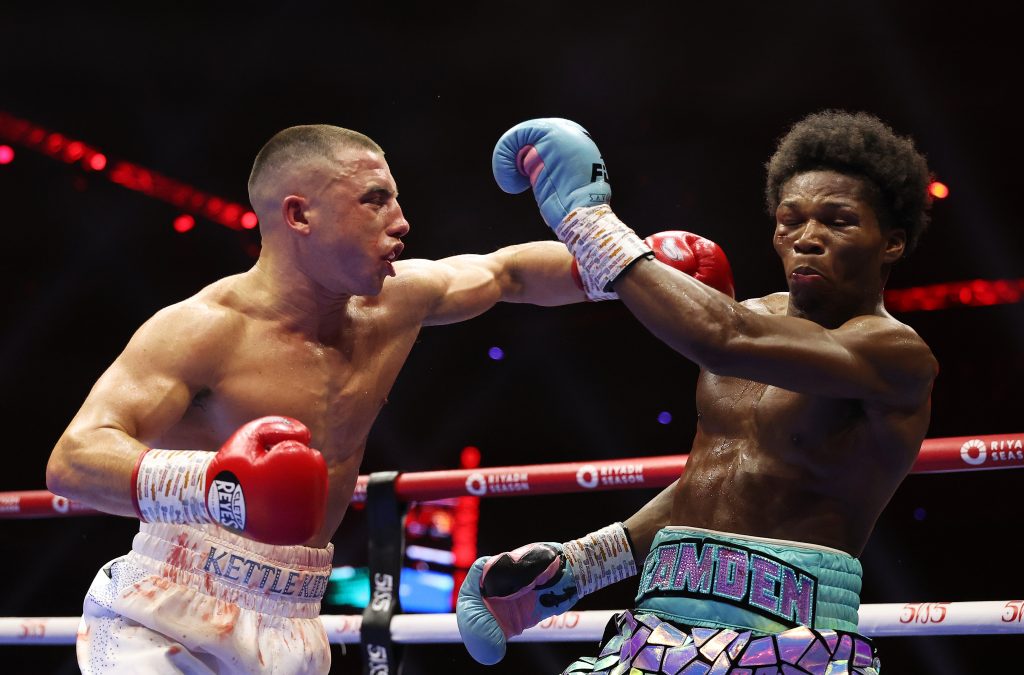 Nick Ball (l.) schlägt Raymond Ford im WBA-Weltmeisterschaftskampf im Federgewicht bei der 5v5: Queensberry v Matchroom Fight Night am 1. Juni 2024 in der Kingdom Arena in Riad, Saudi-Arabien. (Foto: Getty Images)