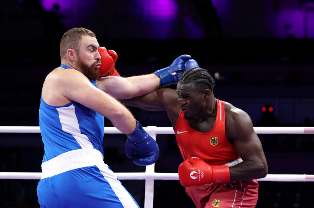 Nelvie Tiafack (r.) gewinnt gegen den Aserbaidschaner Mahammad Abdullayev und zieht ins Viertelfinale ein. (Foto: Getty Images)