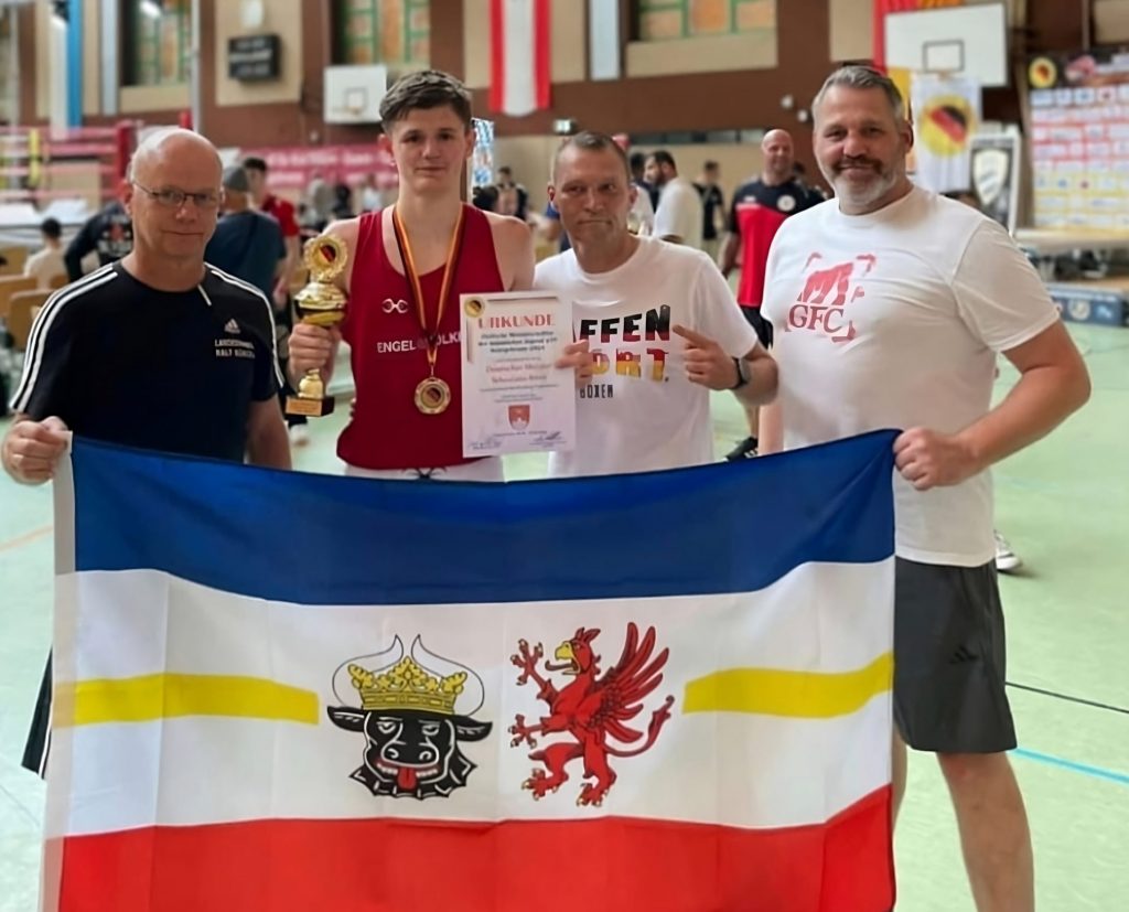 (v.l.) Der Landestrainer des Boxverband Mecklenburg-Vorpommern (BVMV) Ralf Bünger, der Deutsche U19-Meister im Leichtgewicht Sebastiano Rizzo (Traktor Schwerin), Andy Schiemann (Trainer Traktor Schwerin) und BVMV-Jugendwart Jan Golla. (Foto: ©️ Boxclub Traktor Schwerin)