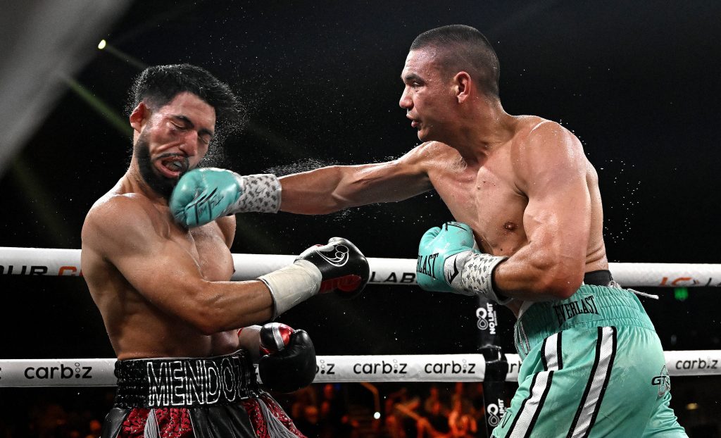 Träumt von neuen WM-Ehren: Tim Tszyu (r.) aus Australien, hier bei seinem Sieg gegen Brian Mendoza aus den USA während des WBO-Weltmeisterschaftskampfes im Halbmittelgewicht im Gold Coast Convention and Exhibition Centre am 15. Oktober 2023. (Foto: IMAGO / AAP)