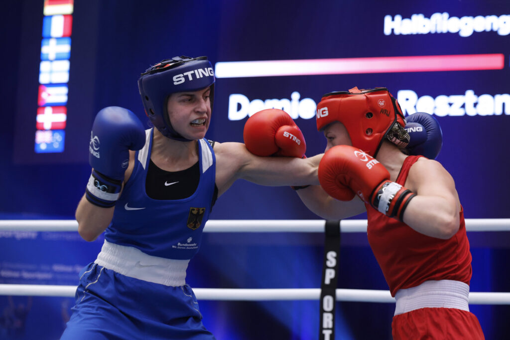 Maxi Klötzer (l.), hier beim Cologne Boxing Cup 2023, bekomnt es zum Auftakt bei den Olympischen Spielen Paris 2024 mit der Weltmeisterin von 2022 und 2023, Zareen Nikhat aus Indien zu tun. (Foto: IMAGO / Norbert Schmidt)