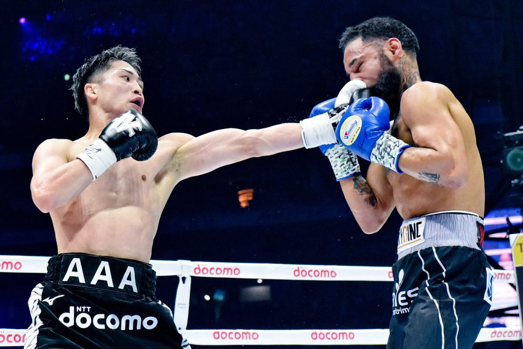 Der Japaner Naoya Inoue (schwarze Handschuhe) und der Mexikaner Luis Nery (blaue Handschuhe) bei ihrem Boxkampf um den IBF-WBA-WBC-WBO-Titel im Superbantamgewicht am 6. Mai 2024 im Tokyo Dome in Tokio. (Foto: IMAGO / AFLOSPORT)