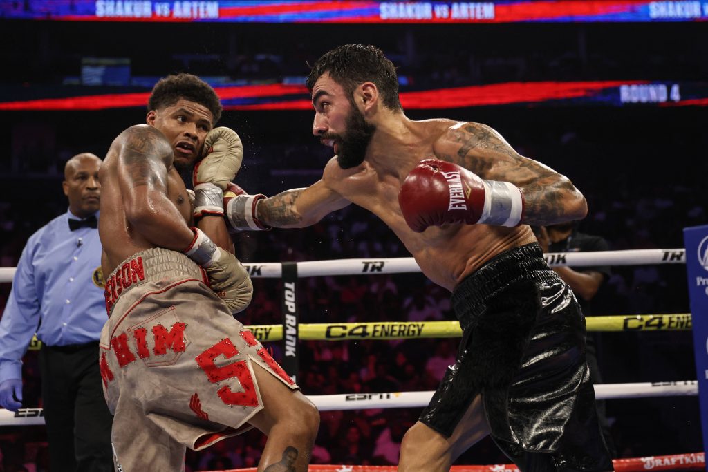 Artem Harutyunyan (r.) bot in seinem ersten WM-Kampf eine gute Leistung, unterlag WBC-Champ Shakur Stevenson am Ende aber einstimmig nach Punkten. (Foto: IMAGO / Torsten Helmke)