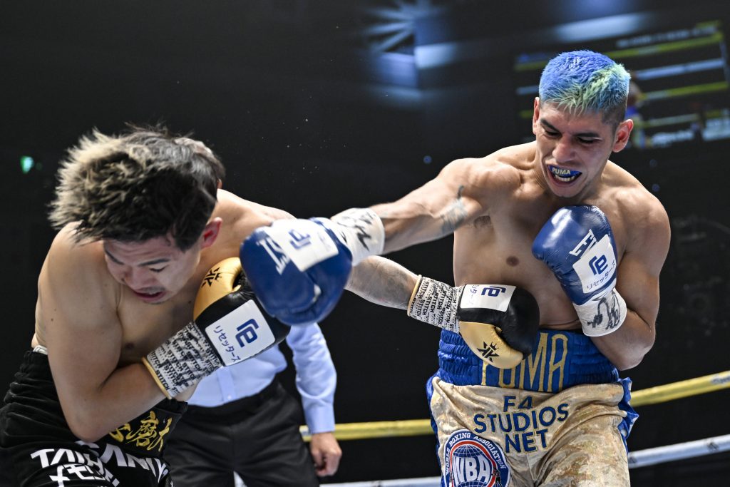 Neuer Doppelweltmeister im Superfliegengewicht: IBF-Weltmeister Fernando Martinez (r.) besiegt Kazuto Ioka und schnappt sich dessen WBA-Titel. (Foto: IMAGO / AFLOSPORT)