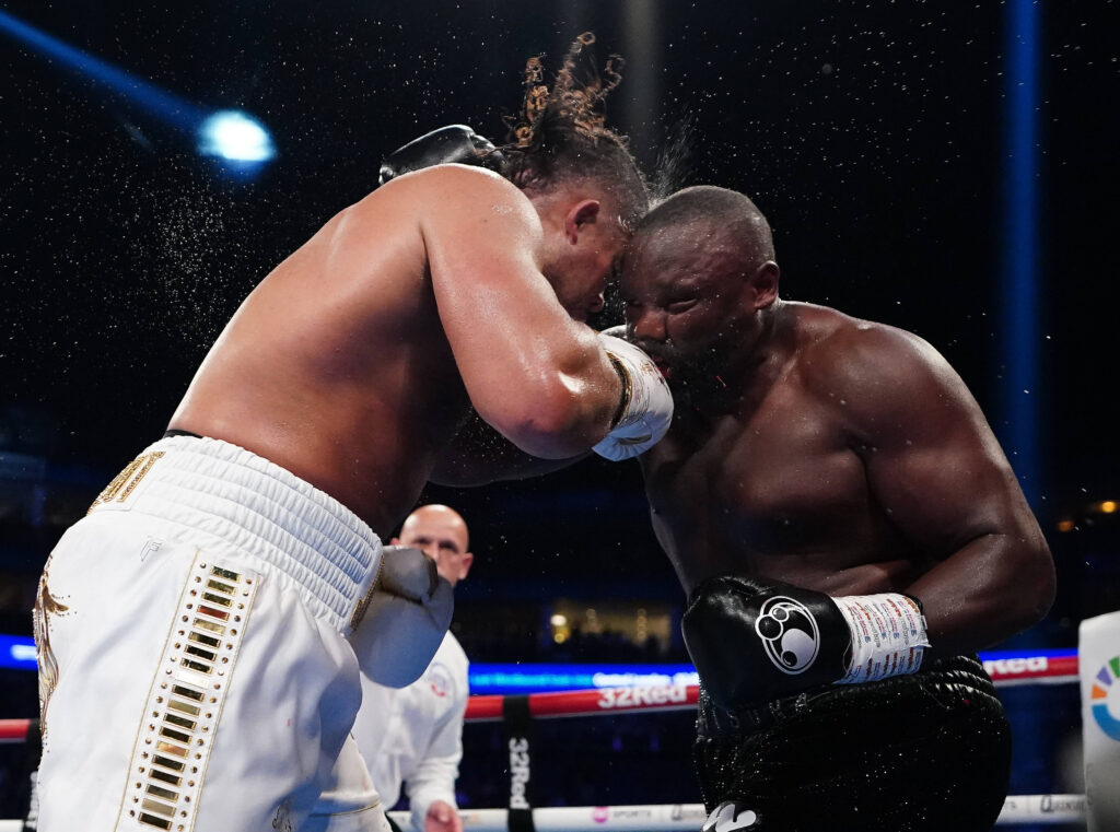 Dass es in hochklassigen und unterhaltsamen Boxkämpfen nicht immer um Titel gehen muss, belegten Joe Joyce (l.) und Derek Chisora bei ihrem Duell im Schwergewicht in London am 27. Juli 2024. (Foto: IMAGO / PA Images )