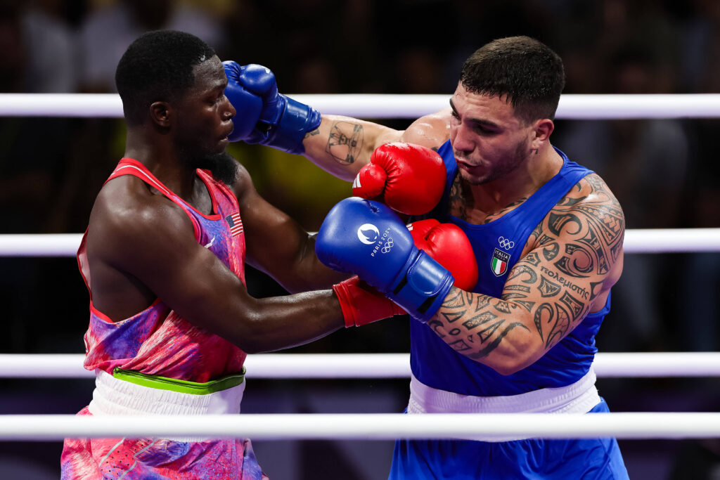 Diego Lenzi (r.) bezwang in seinem ersten Kampf bei den Olympischen Spielen 2024 den an Position 1 gesetzten US-Amerikaner Joshua Edwards. (Foto: IMAGO / Icon Sportswire)