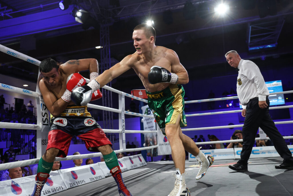 Michael Eifert (r.) feierte bei der SES-Box-Gala in Magdeburg gegen Carlos Jimenez aus Venezuela sein Ring-Comeback nach anderthalb Jahren Pause. (Foto: IMAGO/Torsten Helmke)