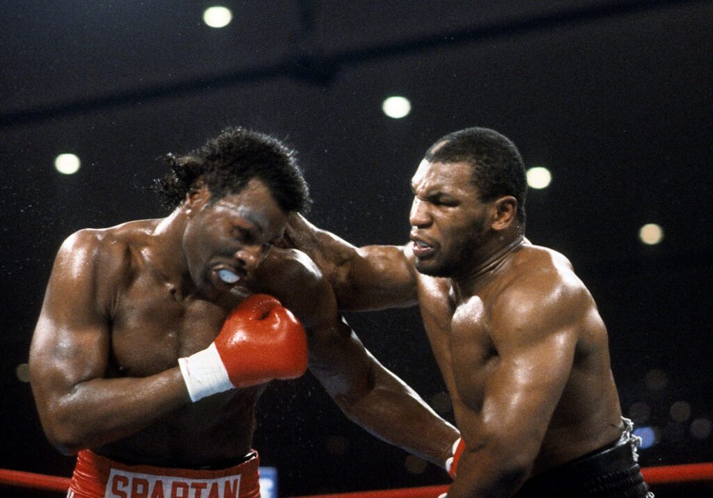 Am 1. August 1987 krönt sich Mike Tyson (r.) mit einem Sieg über Tony Tucker zum undisputed Champion im Schwergewicht. (Foto: Getty Images)