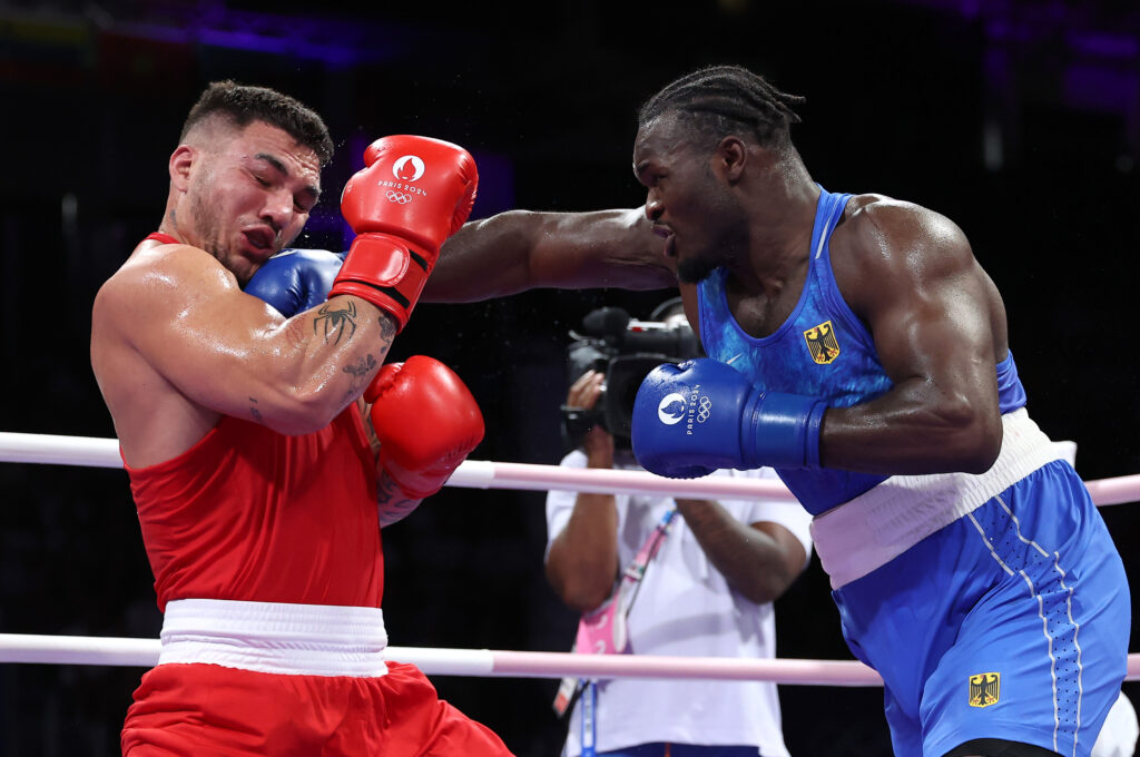 Der Kölner Boxer Nelvie Tiafack (blau) besiegt bei den Olympischen Spielen ion Paris den Italiener Diego Lenzi und steht im Halbfinale. (Foto: Getty Images)