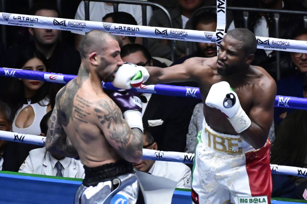 Auch im zweiten Aufeinandertreffen zwischen Floyd Mayweather Jr. (r.) und John Gotti III behielt der 47-jährige Ex-Profi die Überhand. (Foto: IMAGO/ZUMA Press Wire)