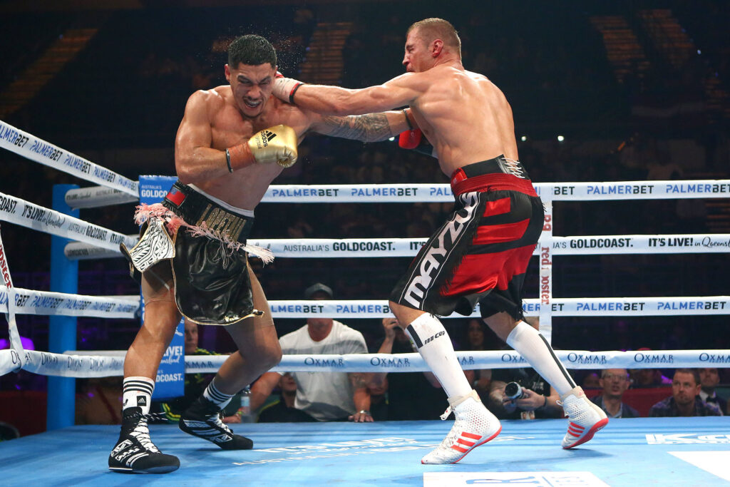 Mairis Briedis (r.), hier gegen Jai Opetaia in seinem vorletzten Profikampf im Juli 2022, hat seine Profikarriere im Alter von 39 Jahren beendet. (Foto: IMAGO / AAP)