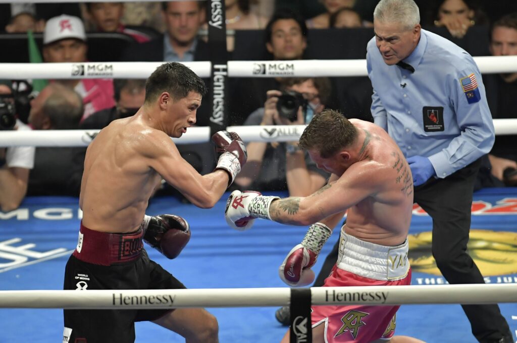 Bei der nächsten Auflage der Riyadh Season am 12. Oktober will Dmitry Bivol (l.), hier bei seinem Sieg gegen Canelo Alvarez 2022, sich gegen Artur Beterbiev zum undisputed Champ im Halbschwergewicht krönen. (Foto: IMAGO / Agencia-MexSport)