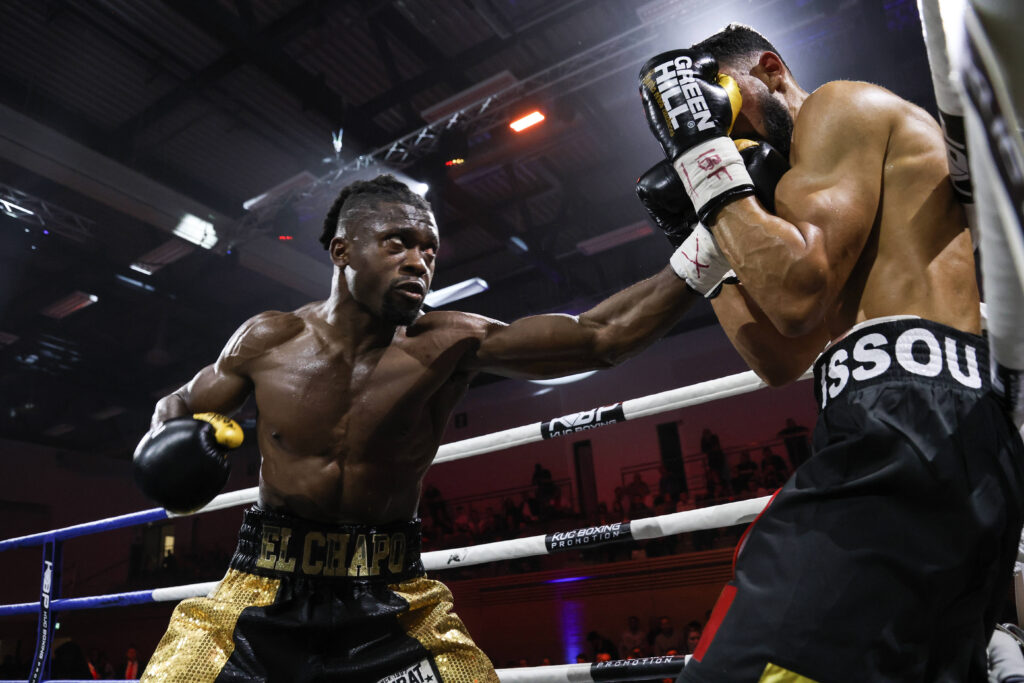 Etinosa Oliha (l.), hier im April in Falkensee gegen Ismael Seck (FRA), bestreitet am 14. September einen IBF-Eliminator gegen den Hamburger Alexander Pavlov. (Foto: IMAGO/Torsten Helmke)