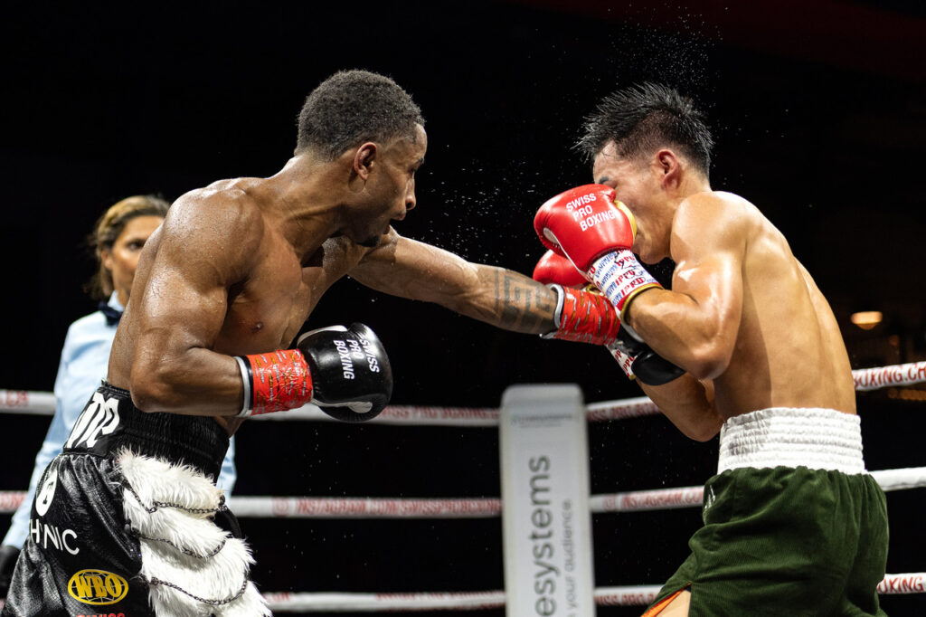 Angelo Peña (l.) schnappte sich mit einem spektakulären, einstimmigen Punktsieg (99:91, 100:90, 98:92) gegen den Japaner Hiroki Hanabusa (25) den WBO Intercontinental Titel im Superfedergewicht. (Foto: Swiss Pro Boxing)