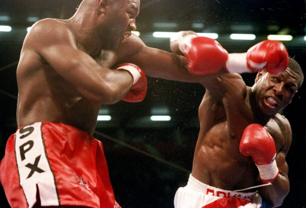 Cardiff am 1. Oktober 1993: Lennox Lewis (l.) und Frank Bruno klären in einem „Battle of Britain“ die Vorherrschaft im britischen Schwergewichtsboxen. Ganz nebenbei geht es außerdem um den WM-Titel des WBC. (Foto: Getty Images)