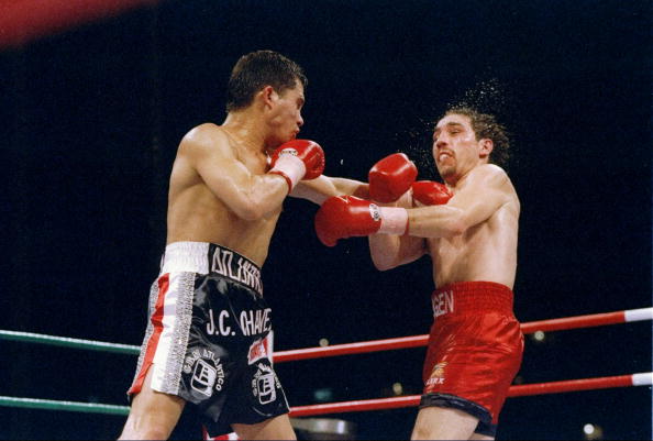 132.247 Zuschauer sind live dabei am 20. Februar 1993, als sich Julio Cesar Chavez (l.) im Aztekenstadion von Mexico City gegen Greg Haugen (r.) den WBC-Titel im Halbweltergewicht sichert. (Foto: Getty Images)