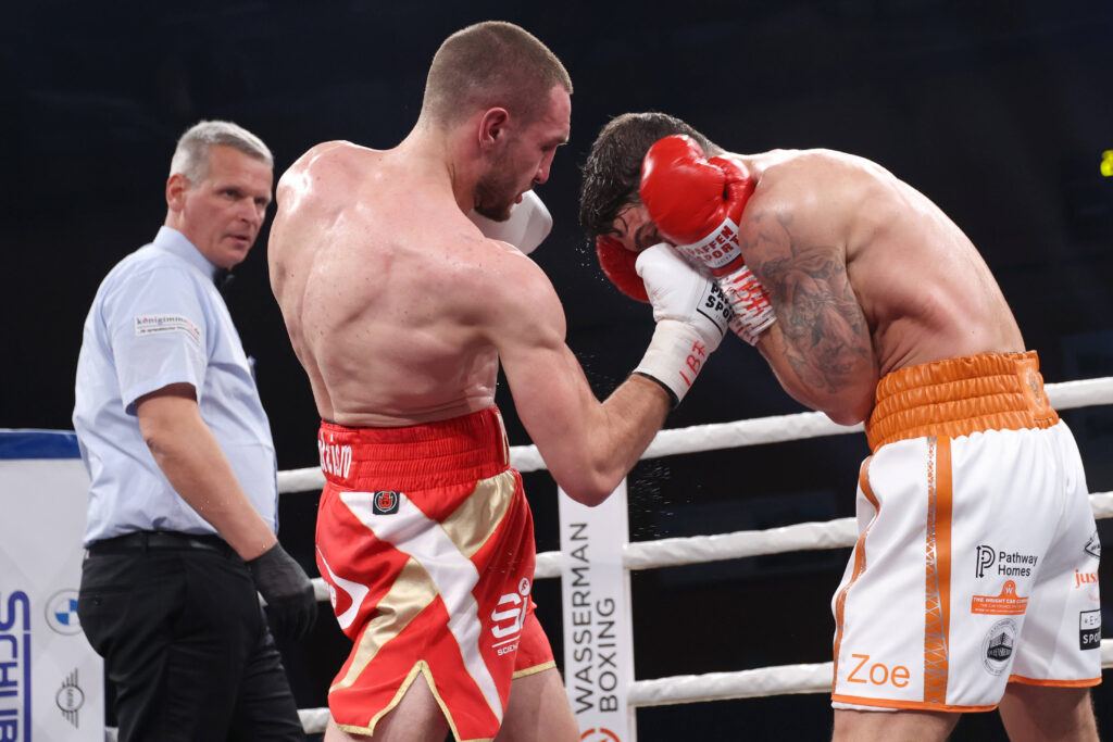 Denis Radovan (M.), hier im Dezember 2021 gegen Brian Rose, wird bei der „TRAKTOR Fight Night 1“ den Hauptkampf bestreiten. (Foto: IMAGO / Torsten Helmke)