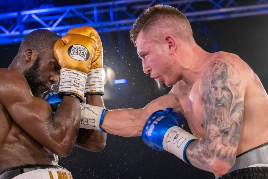 SES-Boxer Tom Dzemski (r.), hier gegen Daniel Blenda Dos Santos (Frankreich, l.), tritt im Kampf um die WBO-Europe-Meisterschaft im Halbschwergewicht gegen den Berliner Nick Hannig an. (Foto: IMAGO / Uwe Meinhold)