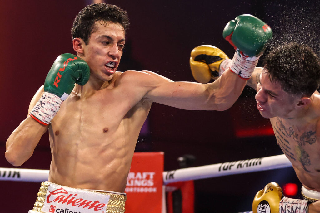 Espinoza vs. Ramirez II ist in der Planung: WBO-Weltmeister im Fliegengewicht Rafael Espinoza (l.), hier bei seiner ersten Titelverteidung gegen Sergio Chirino im Juni 2024, trifft noch in diesem Jahr erneut auf den Kubaner Robeisy Ramirez. (Foto: IMAGO / Newscom World)