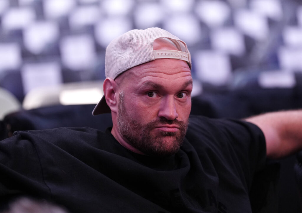 Tyson Fury is not amused. Durch die Joshua-Niederlage gegen Daniel Dubois steht sein lukrativer Mega-Fight gegen AJ auf der Kippe. (IMAGO / PA Images)