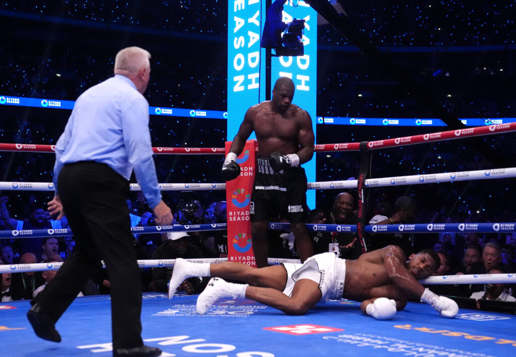 Einseitiges Ringgefecht vor Rekordkulisse: Insgesamt vier Mal schickte IBF-Weltmeister Daniel Dubois den Ex-Weltmeister Anthony Joshua in den Ringstaub von Wembley. (Foto: IMAGO / PA Images)