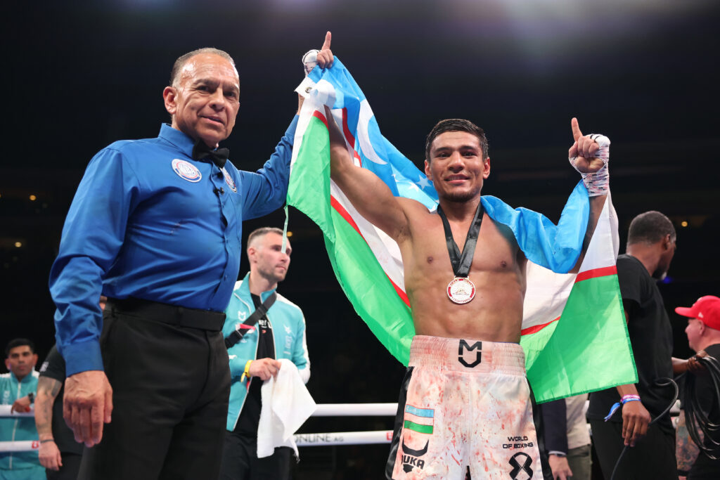 Murodjon Akhmadaliev (r.) will unbedingt wieder um die WM boxen. Dafür muss er am 14. Dezember in Monte Carlo Ricardo Espinoza besiegen. (Foto: Getty Images)