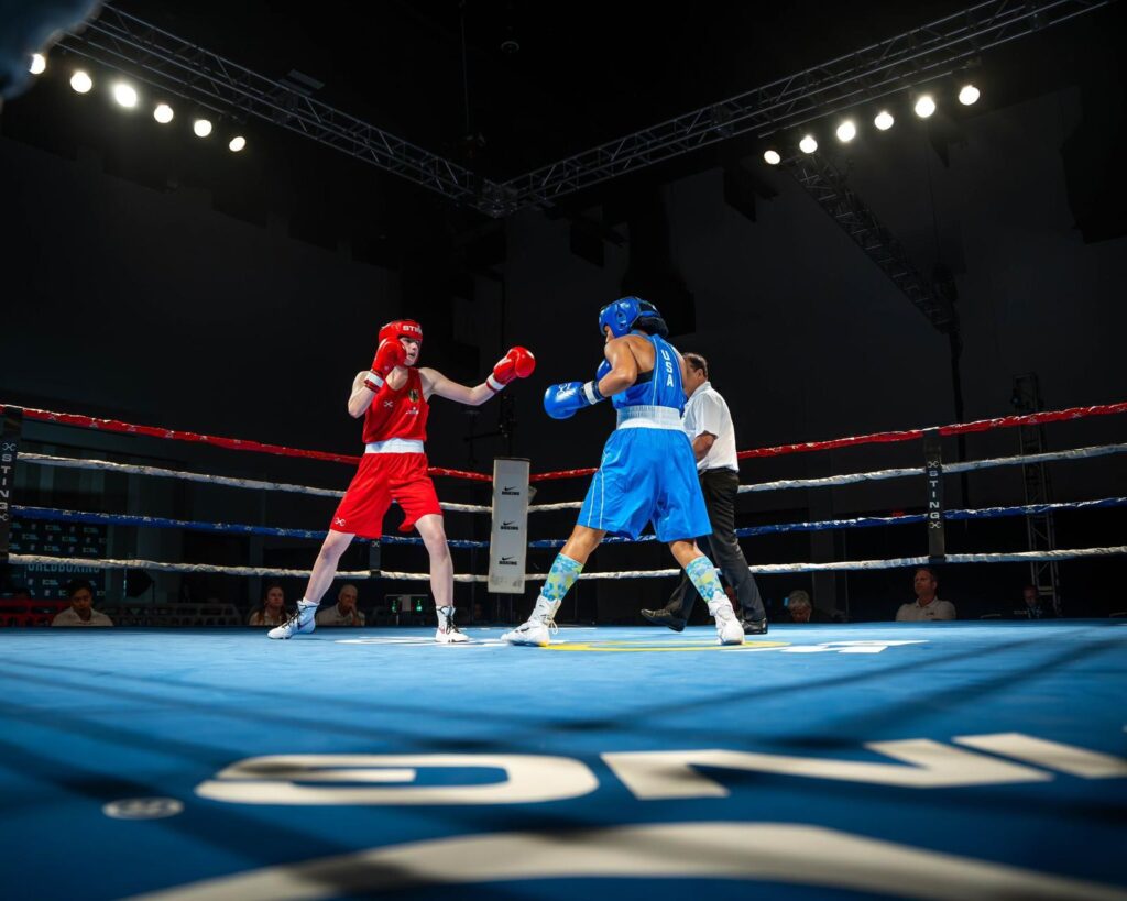 Traktor-Boxerin Penelope Grochau (l.) musste sich in ihrem Auftaktkampf bei der U19 Weltmeisterschaft der US-Amerikanerin Shamiracle Hardaway geschlagen geben. (Foto: ©️ Boxclub TRAKTOR Schwerin)