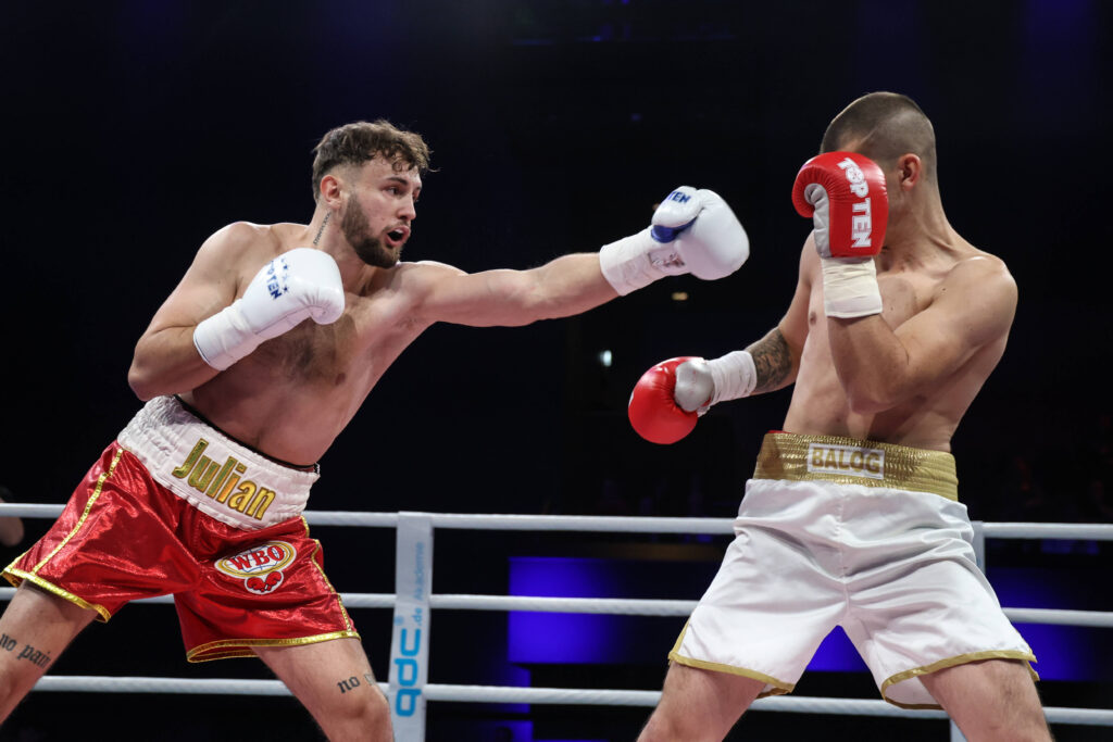 SES-Boxer Julian Vogel (l.), hier am 13. Januar gegen Martin Balog, wird am 7. Dezember seinen WBO-Junioren-Titel im Super-Weltergewicht gegen den Lübecker John Bielenberg verteidigen. (Foto: IMAGO / Torsten Helmke)