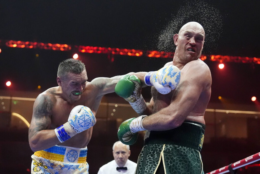 Tyson Fury (r.) will Oleksandr Usyk (l.) im Rückkampf am 21. Dezember deutlich schwerer gegenübertreten, um daraus mehr Schlagkraft zu entwickeln. (Foto: IMAGO / PA Images)