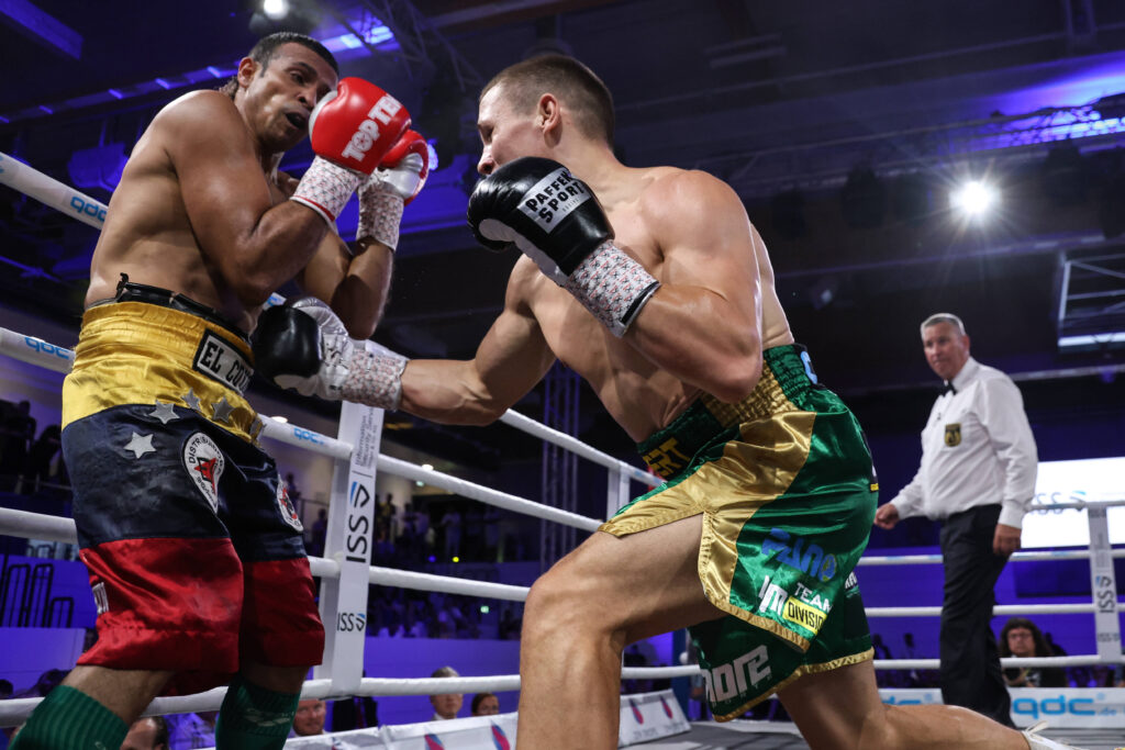 Geht es nach der IBF, soll Michael Eifert (r.), hier gegen Carlos Jimenez (Venezuela) bei der SES Boxgala, Magdeburg am 24 08 2024, der nächstes Gegner von Halbschwergewichts-Champ Artur Beterbiev sein. (Foto: IMAGO / Torsten Helmke)