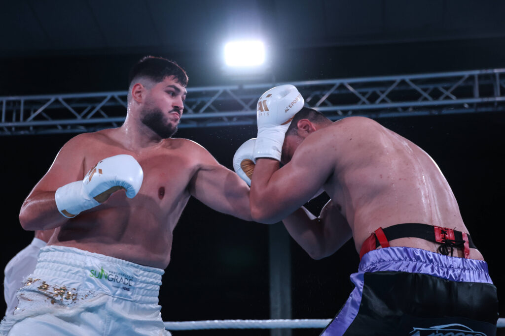 Granit Shala (l.), hier am 14. September in Berlin gegen Emilio Ezequiel Zarate, wird am 14. Dezember den IBF- und IBO-Europameister Daniel Dietz herausfordern. (Foto: IMAGO / Torsten Helmke)