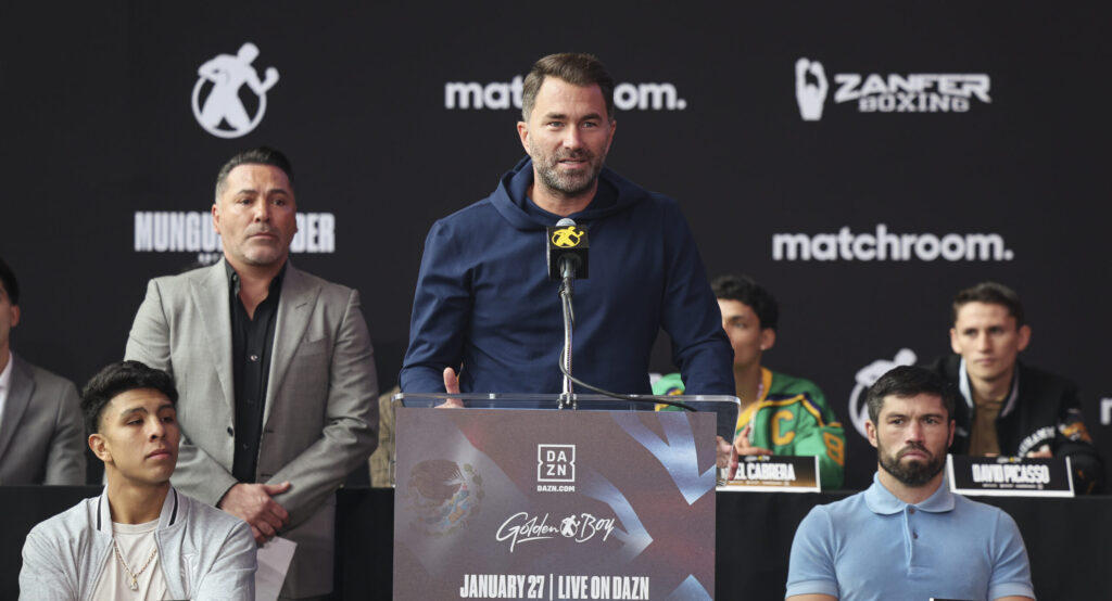 Matchroom-Boss Eddie Hearn (M.) wurde von Oscar De La Hoya (2. v.l .) bei Social Media provoziert. Aus der Kabbelei könnte ein spektakulärer Kampfabend resultieren. (Foto: Getty Images)