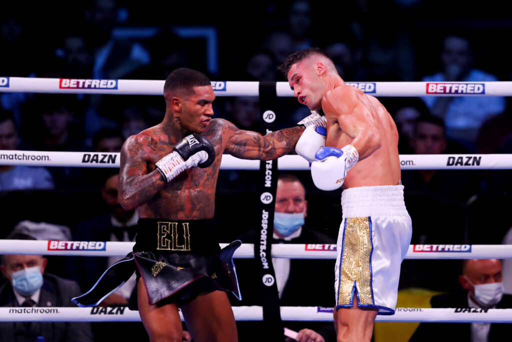 Conor Benn (l.), hier am 11. Dezember 2021 in Liverpool gegen Chris Algieri, darf wieder in Großbritannien boxen. Der Weltergewichtler ist in 23 Profikämpfen immer noch ungeschlagen. (Foto: IMAGO / Paul Greenwood/Shutterstock)