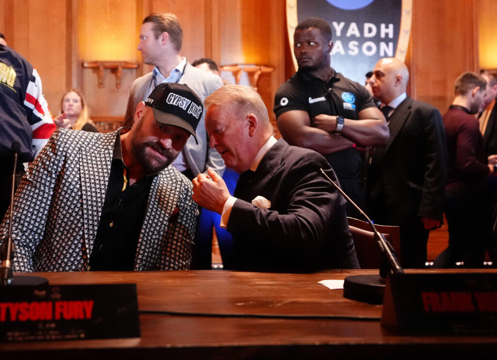 Tyson Fury (l.) gehört zu den prominentesten Pferden im Stall von Queensberry-Promoter Frank Warren (r.) Furys Kämpfe sind durch den neuen TV-Deal exklusiv beim Streamingdienst DAZN zu sehen. (Foto: IMAGO / PA Images)