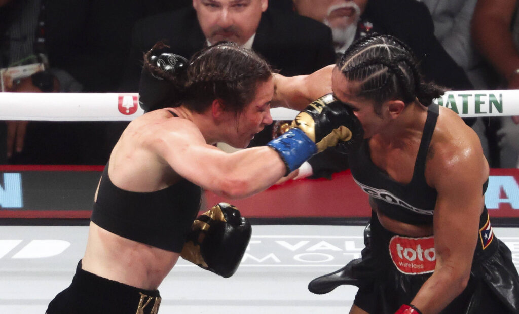 Taylor vs Serrano II: Beide Boxerinnen schnenkten sich nichts – am Ende erklärten die Punktrichter Katie Taylor (l.) einstimmig zur Siegerin. (Foto: © IMAGO / Imagn Images)